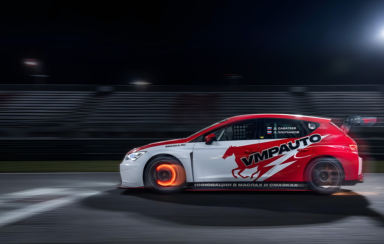 Гоночный болид VMPAUTO Seat Leon на трассе